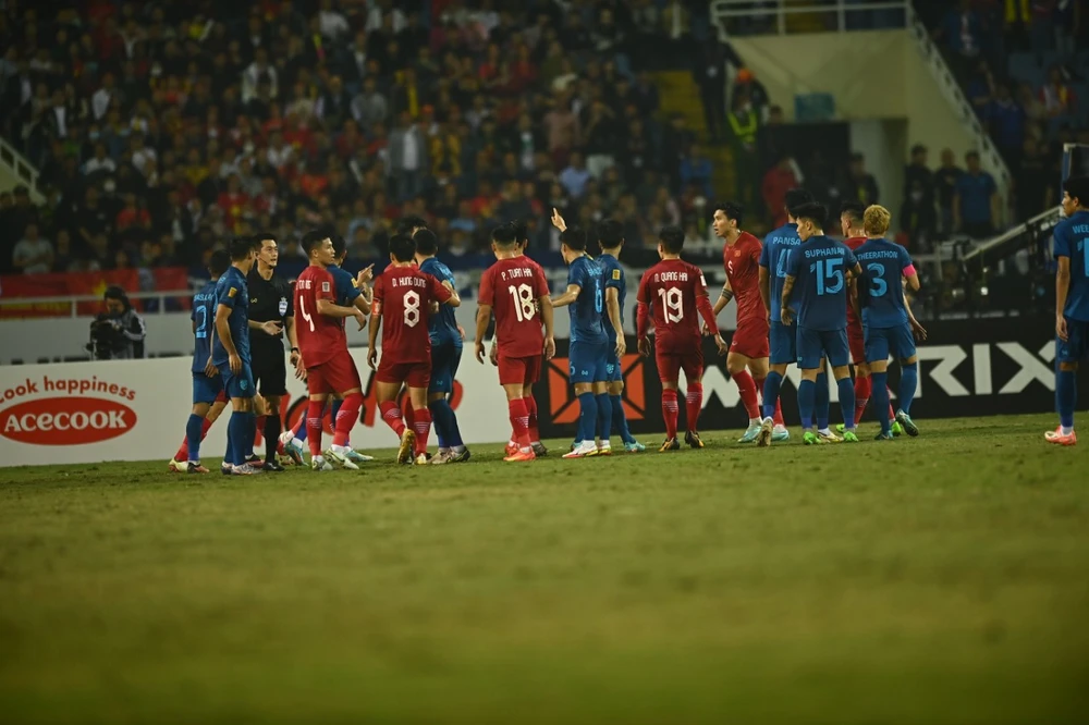 Ngọc Hải và Theerathon va chạm với nhau nhưng chỉ Ngọc Hải bị thẻ vàng. ẢNH: HẢI THỊNH