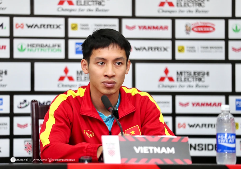 Đội trưởng Hùng Dũng trong buổi họp báo trước trận đấu. ẢNH: VFF