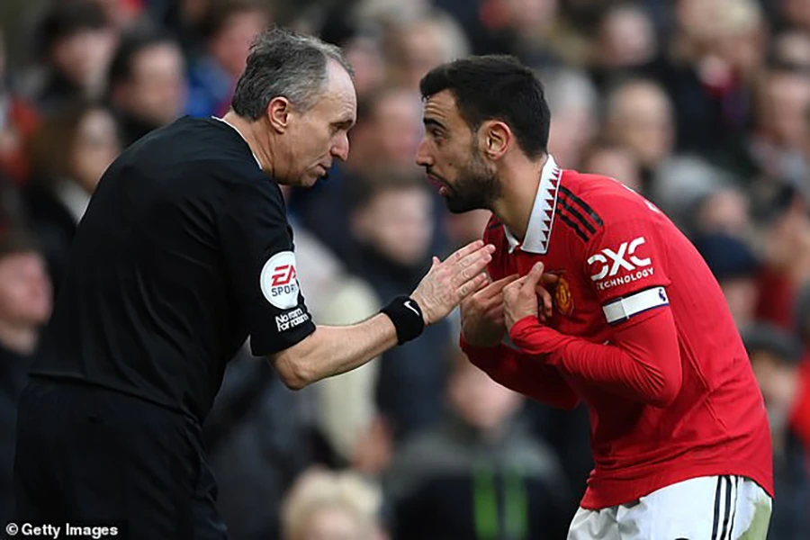 Bruno Fernandes 'pressing' trọng tài và anh đã thành công. ẢNH: GETTY