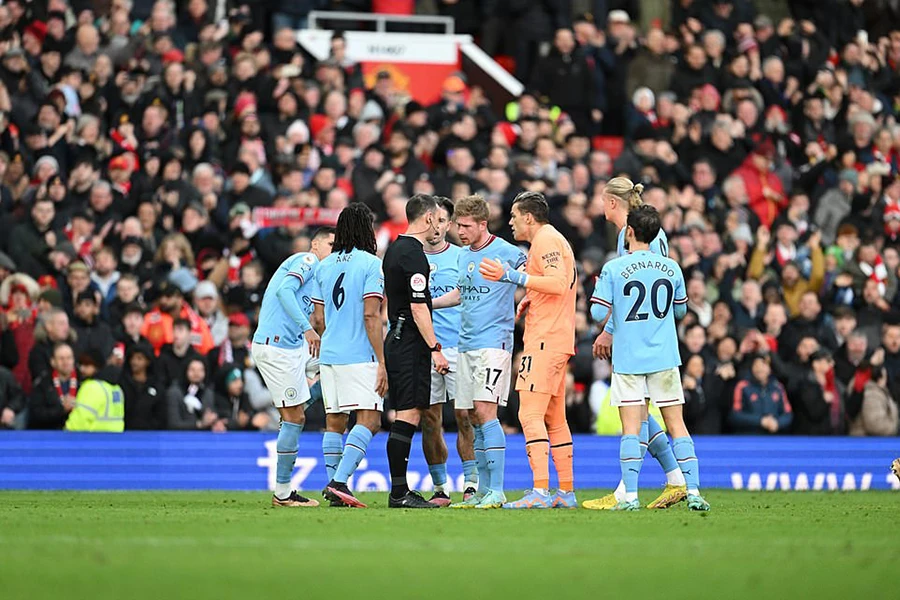 Các cầu thủ Man City phản đối quyết định công nhận bàn thắng của trọng tài. ẢNH: GETTY