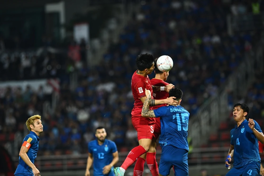 Văn Hậu và Thanh Bình cùng bật nhảy nhưng không thể đánh đầu trúng bóng. ẢNH: HẢI THỊNH