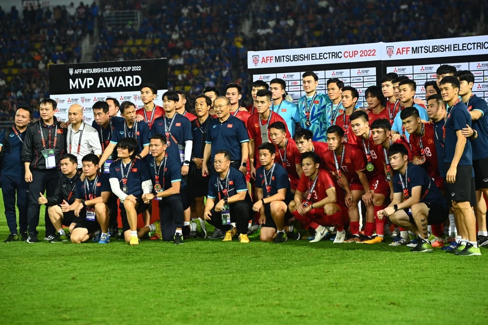 Tuyển Việt Nam nhận HCB. ẢNH: HẢI THỊNH