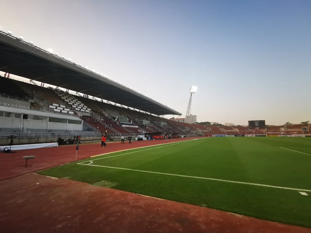 Bên trong sân Thammasat của Thái Lan. ẢNH: HẢI THỊNH