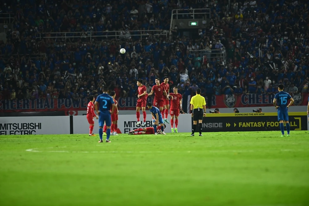 Theerathon tung cú sút phạt trực tiếp đưa bóng đi vọt xà ngang. ẢNH: HẢI THỊNH