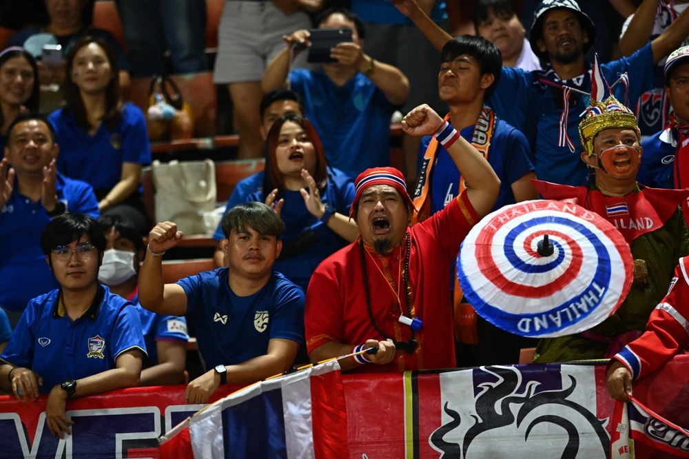 ... và niềm vui của CĐV hai đội. ẢNH: HẢI THỊNH