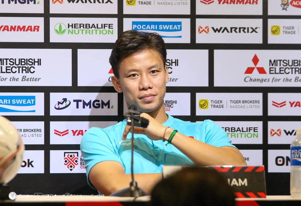 Quế Ngọc Hải muốn mang cúp về nhà. ẢNH: VFF