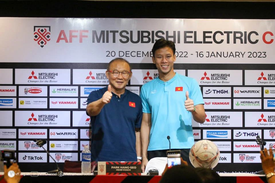 Các cầu thủ Việt Nam muốn mang cúp về nhà tri ân HLV Park Hang-seo. ẢNH: VFF