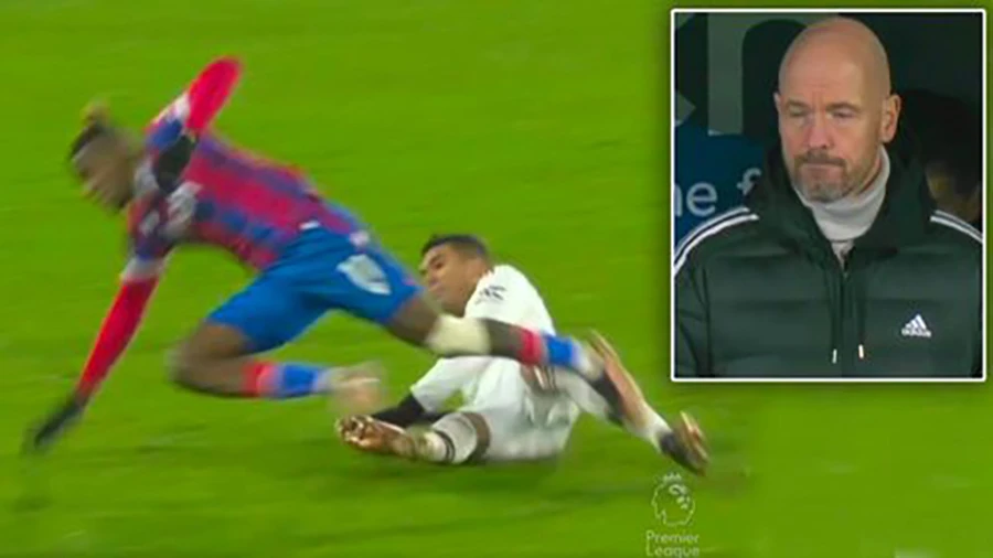 Pha phạm lỗi này của Casemiro khiến Ten Hag phải lắc đầu buồn bã. ẢNH: MIRROR