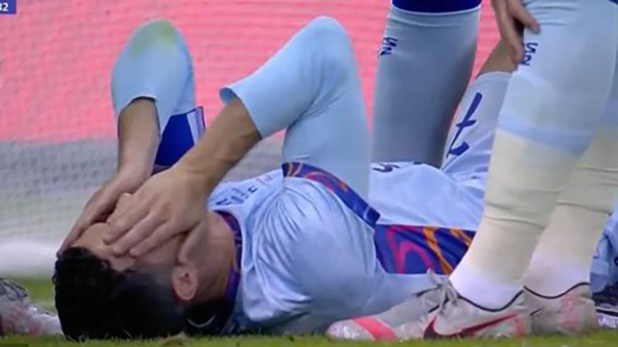 Ronaldo bị người đồng đội cũ Navas vô tình đấm thẳng vào mặt trong tình huống tranh chấp bóng trên không. ẢNH: GETTY, MIRROR