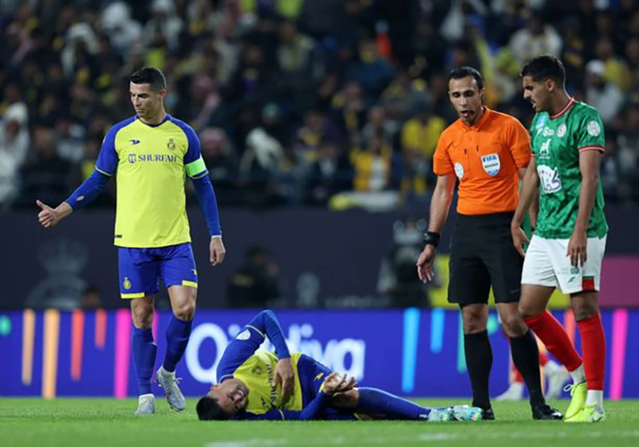 Ronaldo đeo băng đội trưởng Al Nassr trong trận ra mắt. ẢNH: GETTY
