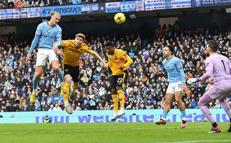 Erling Haaland đánh đầu vào lưới Wolves. ẢNH: GETTY