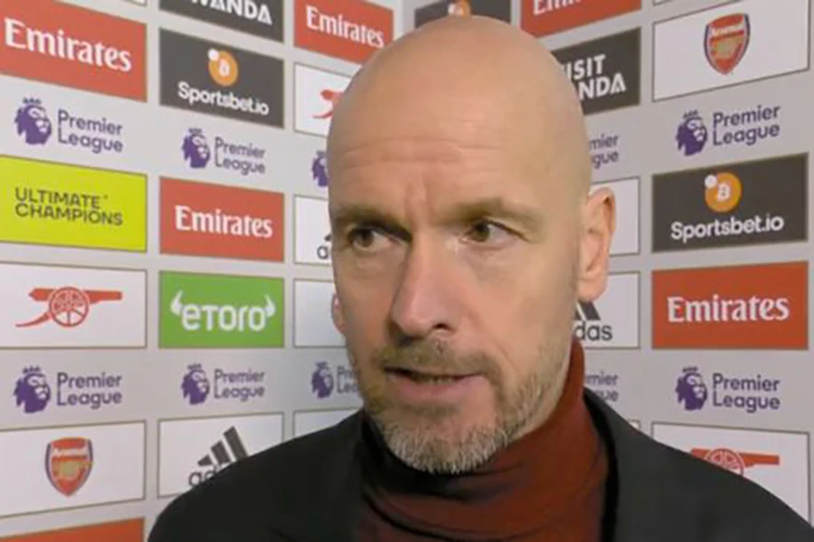 Ten Hag tỏ ra khó chịu trước sự hớ hênh của hàng thủ Man Utd. ẢNH: MIRROR