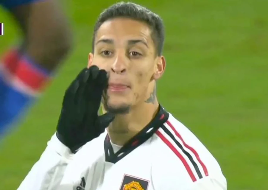 Antony đã chửi Bruno ngay trên sân. ẢNH: SKY SPORTS Antony đã chửi Bruno ngay trên sân. ẢNH: SKY SPORTS