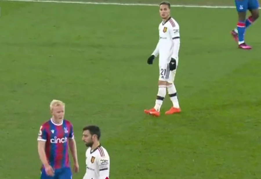 Antony giận dữ với Bruno Fernandes trong trận đấu với Crystal Palace. ẢNH: MIRROR Antony giận dữ với Bruno Fernandes trong trận đấu với Crystal Palace. ẢNH: MIRROR