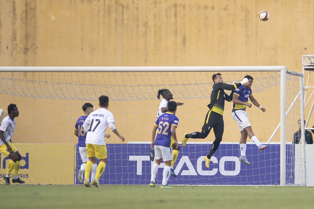 Tấn Trường đấm bóng ra trong 1 pha tấn công của Hải Phòng. ẢNH: HẢI THỊNH