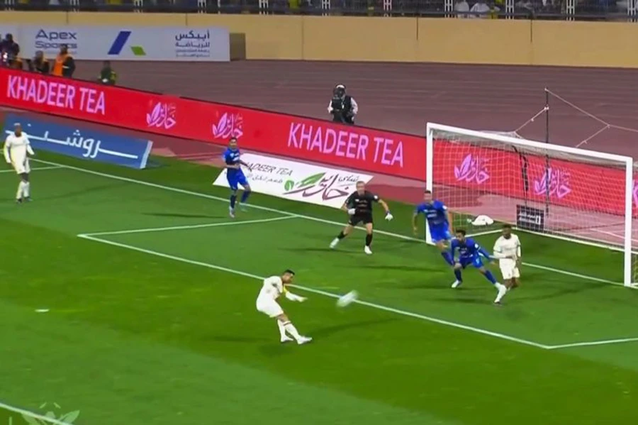 Ronaldo đệm bóng vọt xà ngang trong tình huống này. ẢNH: SSC