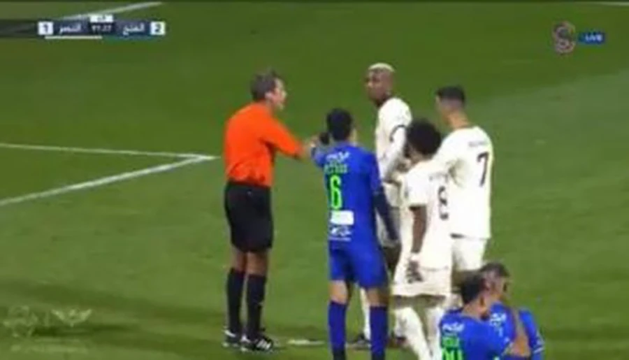 Ronaldo lấy bóng từ tay Talisca để thực hiện quả penalty. ẢNH: MIRROR