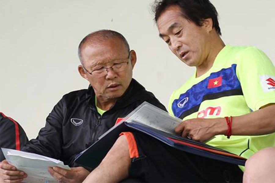 Ông Lee Young-jin, người luôn bên cạnh và giúp HLV Park Hang-seo rất nhiều trong suốt năm năm gắn bó cùng bóng đá Việt Nam đạt nhiều chiến tích. Ảnh: ND