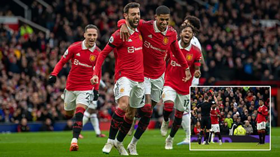 MU phải vất vả lắm mới giữ lại 3 điểm trên sân Old Trafford sau chiếc thẻ đỏ của Casemiro. ẢNH: MIRROR