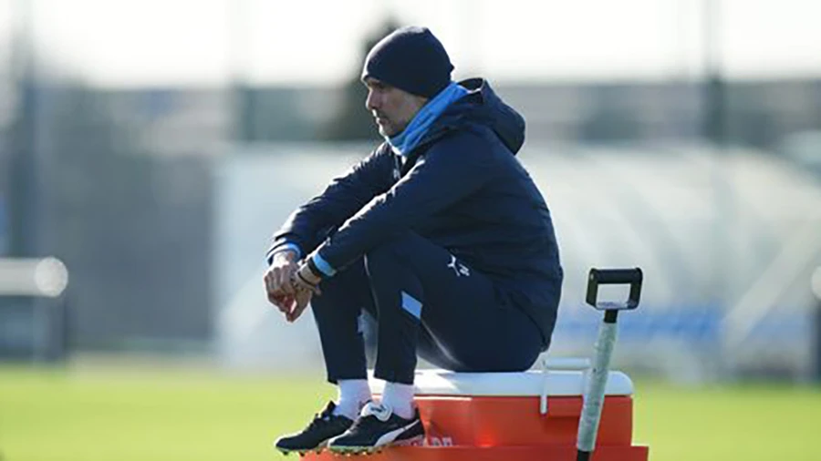 HLV Pep Guardiola ngồi thẫn thờ trong buổi tập mới nhất của Man City. ẢNH: GETTY