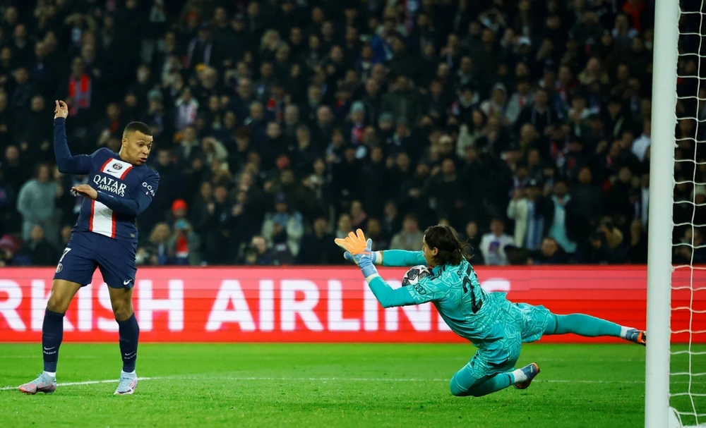 Mbappe ghi bàn vào lưới Bayern... Ảnh: Getty