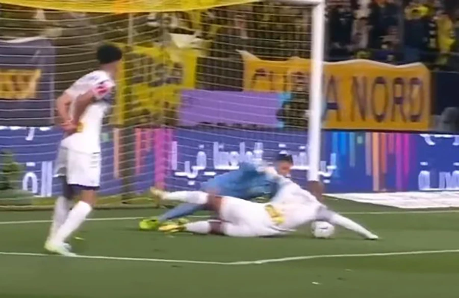 Pha bóng Naldo để bóng chạm tay trong vòng cấm nhưng Al Nassr không được hưởng penalty. ẢNH: SKY SPORTS Pha bóng Naldo để bóng chạm tay trong vòng cấm nhưng Al Nassr không được hưởng penalty. ẢNH: SKY SPORTS