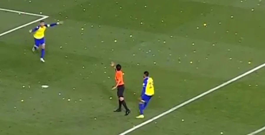 Ronaldo nhiều lần chạy đến trọng tài đòi pen nhưng bất thành. ẢNH: SKY SPORTS Ronaldo nhiều lần chạy đến trọng tài đòi pen nhưng bất thành. ẢNH: SKY SPORTS