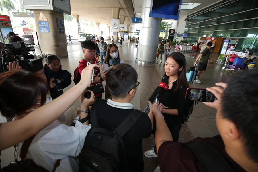 Huỳnh Như về đến sân bay Tân Sơn Nhất và trả lời báo chí. Ảnh: ANH PHƯƠNG Huỳnh Như về đến sân bay Tân Sơn Nhất và trả lời báo chí. Ảnh: ANH PHƯƠNG