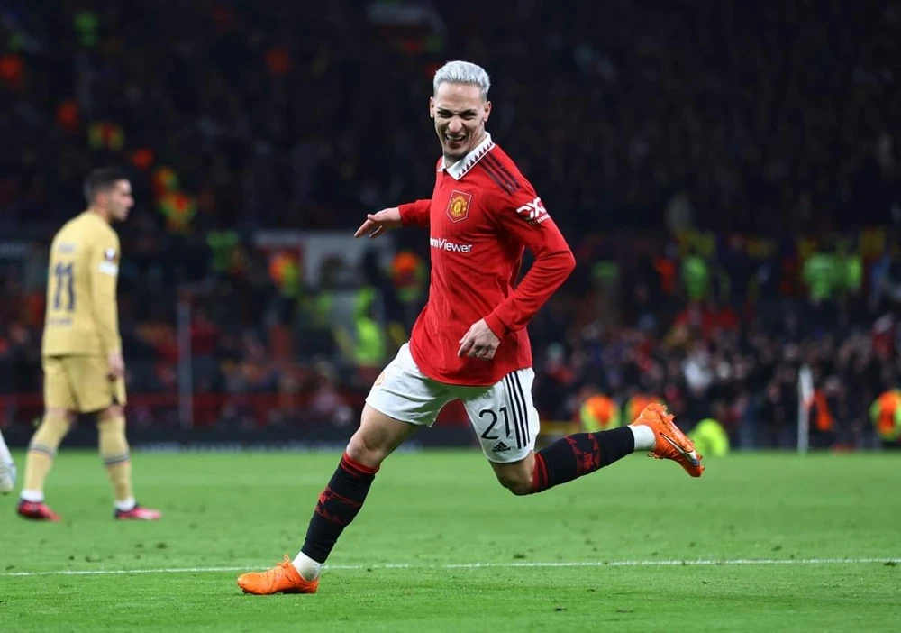 Pha cứa lòng bằng chân trái của Antony giúp MU lội ngược dòng trước Barca trên sân Nou Camp. Ảnh: Getty