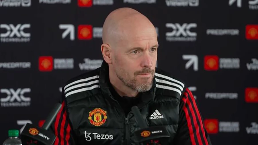 Ten Hag cho rằng, trọng tài phải can thiệp để Newcastle không thể chơi bóng theo cách của mình. ẢNH: MIRROR