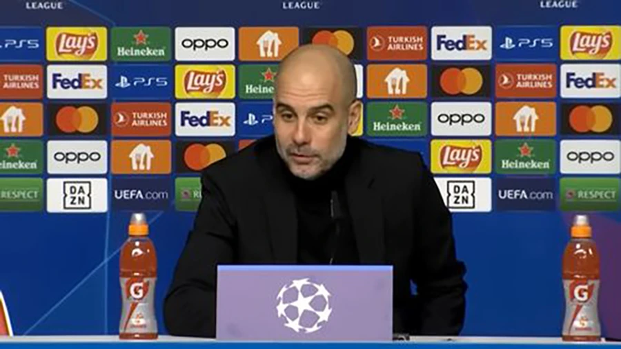 Pep Guardiola bảo vệ Haaland mạnh mẽ trước sức ép. ẢNH: MIRROR