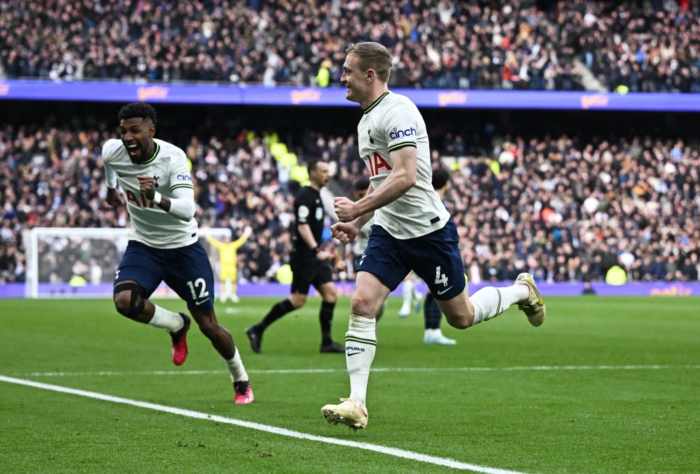 Skipp giúp Tottenham khai thông thế bế tắc bằng cú sút xa đẹp mắt. Ảnh: Getty