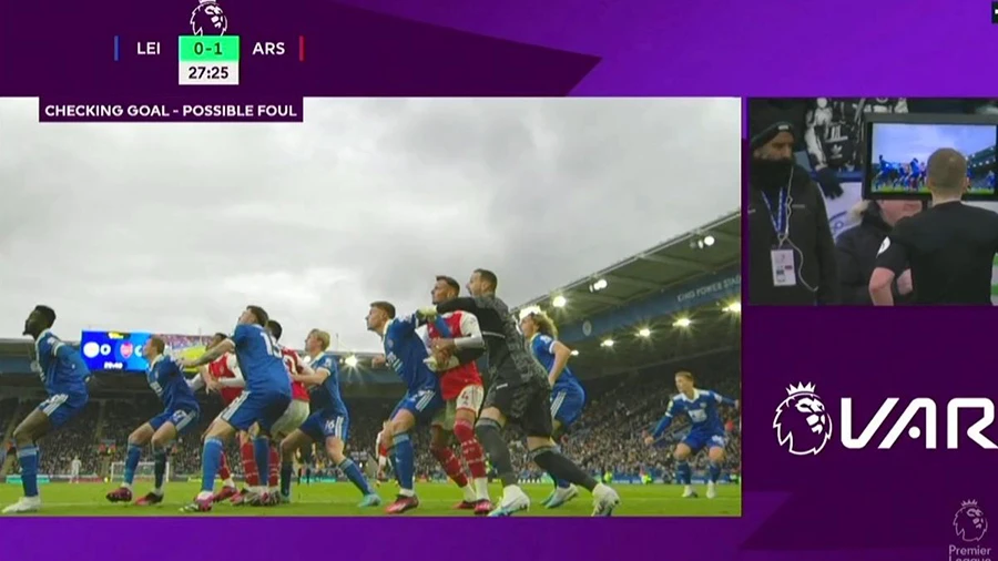 Ben White đã kẹp tay thủ môn Danny Ward và bàn thắng của Leandro Trossard không được công nhận. ẢNH: CANNAL+