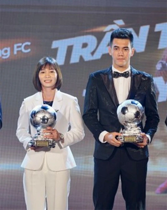 Thùy Trang và Tiến Linh đoạt Quả bóng bạc 2022. Ảnh: ANH PHƯƠNG