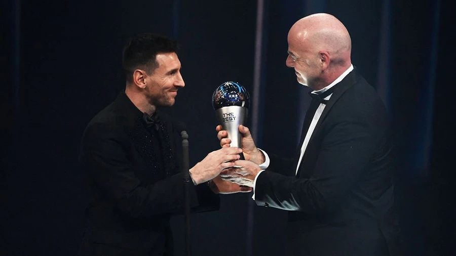 Messi được chủ tịch FIFA trao danh hiệu The Best. ẢNH: GETTY