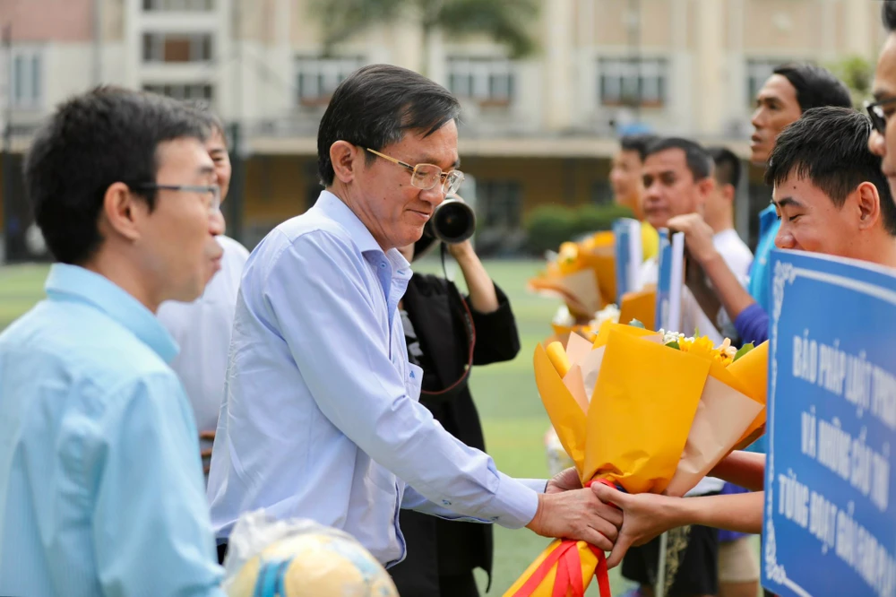 Ông Nguyễn Đức Hiển tặng hoa và quà cho các đội bóng cùng đội ngũ trọng tài.