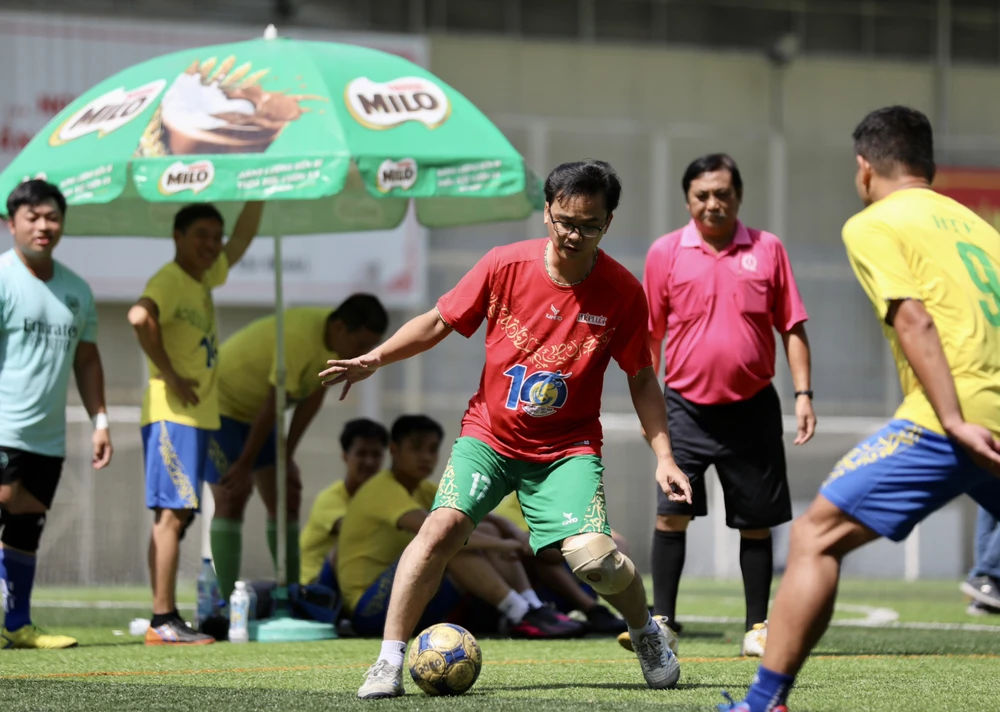 Kiên Cường của báo Pháp Luật TP.HCM ghi 1 bàn trong trận đấu với HTV