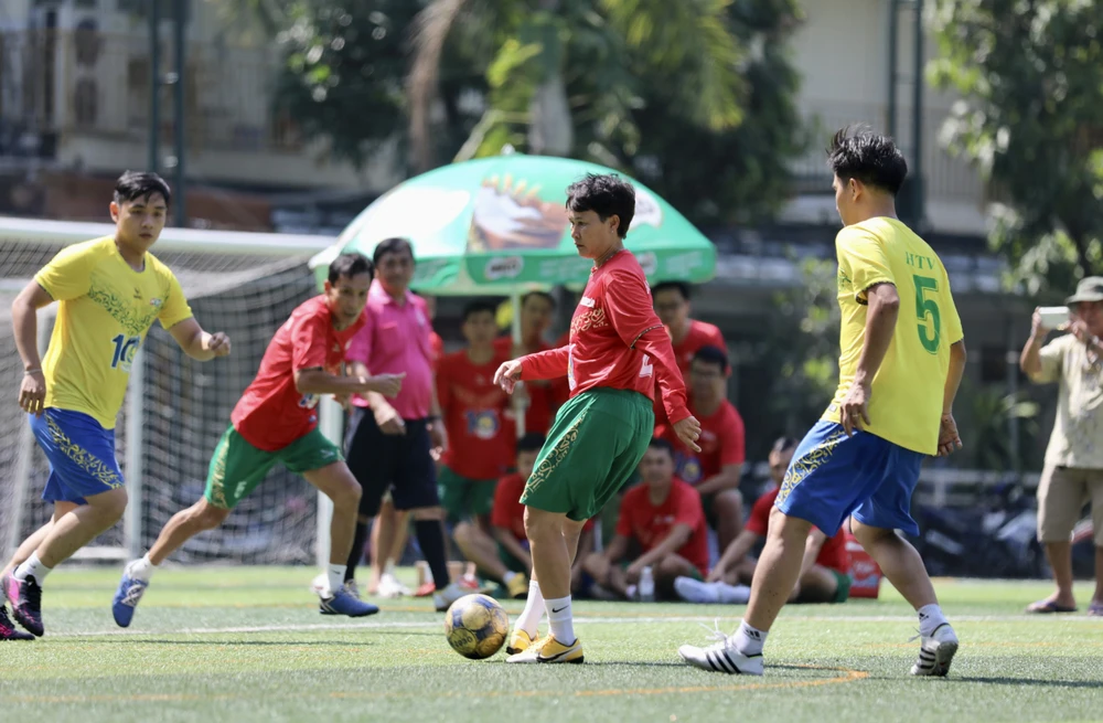 Cựu tuyển thủ Lưu Ngọc Mai trong đội hình liên quân của báo Pháp Luật TP.HCM