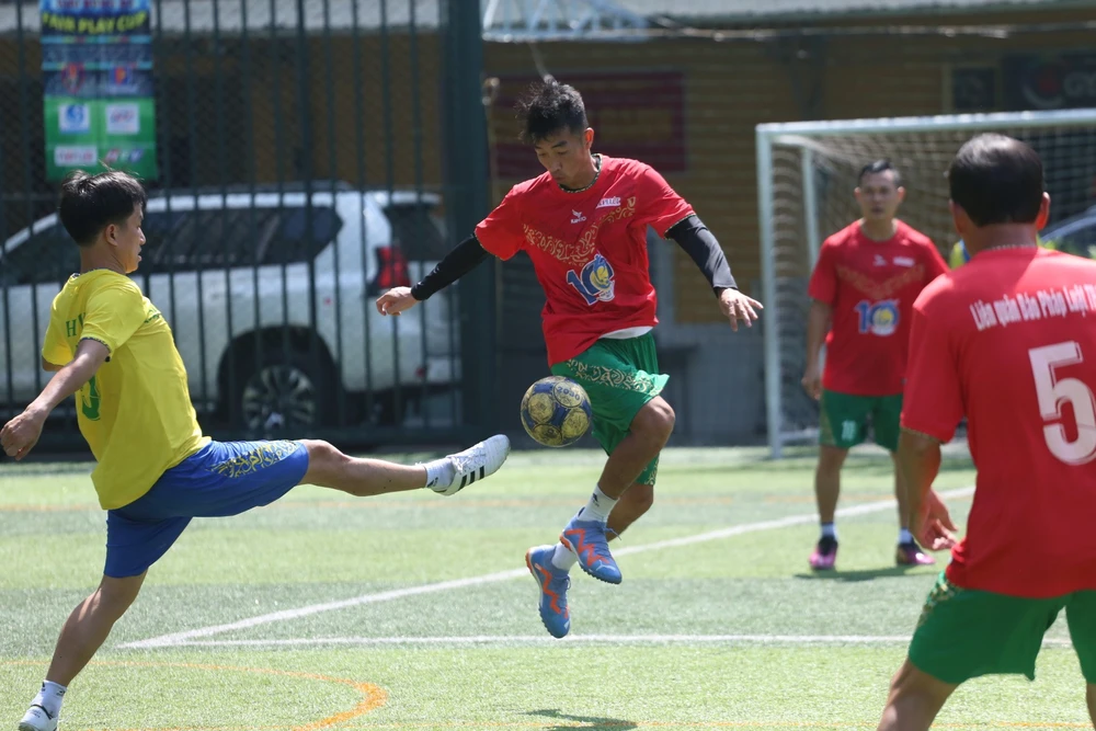 Phùng Trọng Luân của báo Pháp Luật TP.HCM đang đứng thứ hai trong danh sách vua phá lưới với 3 bàn thắng.