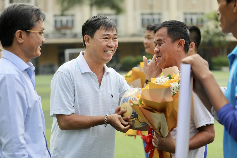 Ông Nguyễn Đình Nguyên tặng hoa và quà cho các đội bóng.