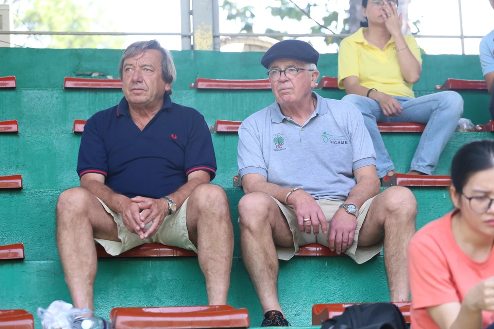 Các CĐV nước ngoài cũng có mặt trên sân theo dõi và cổ vũ cho các đội bóng.