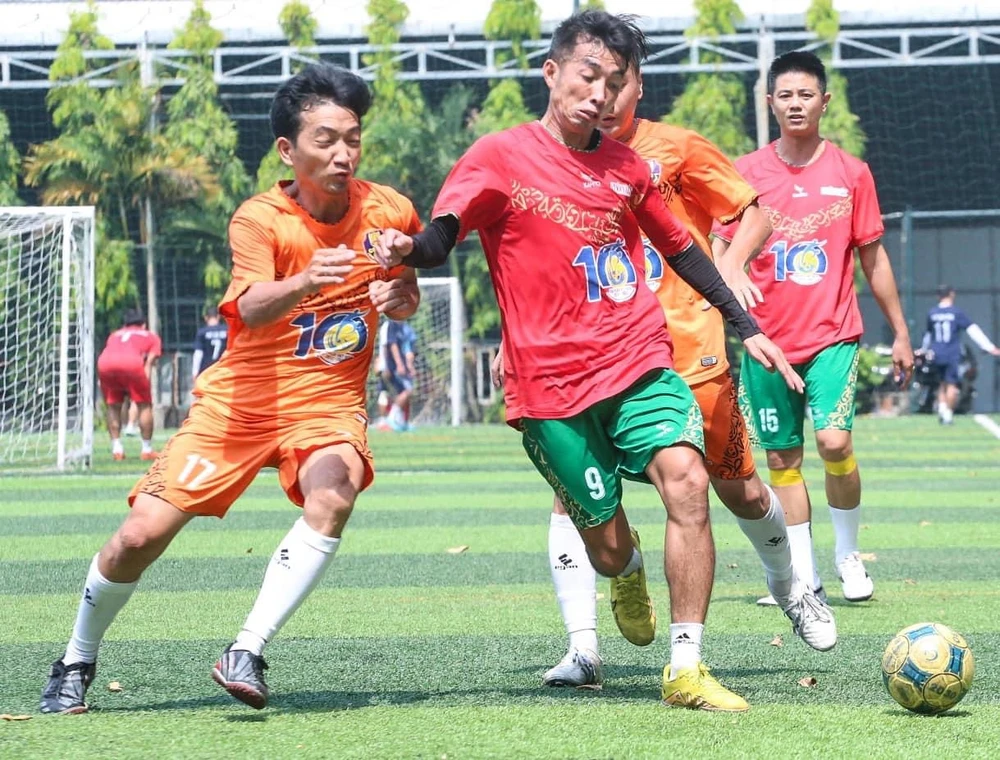 Phùng Trọng Luân bị các cầu thủ PC08 đem bám rất sát.