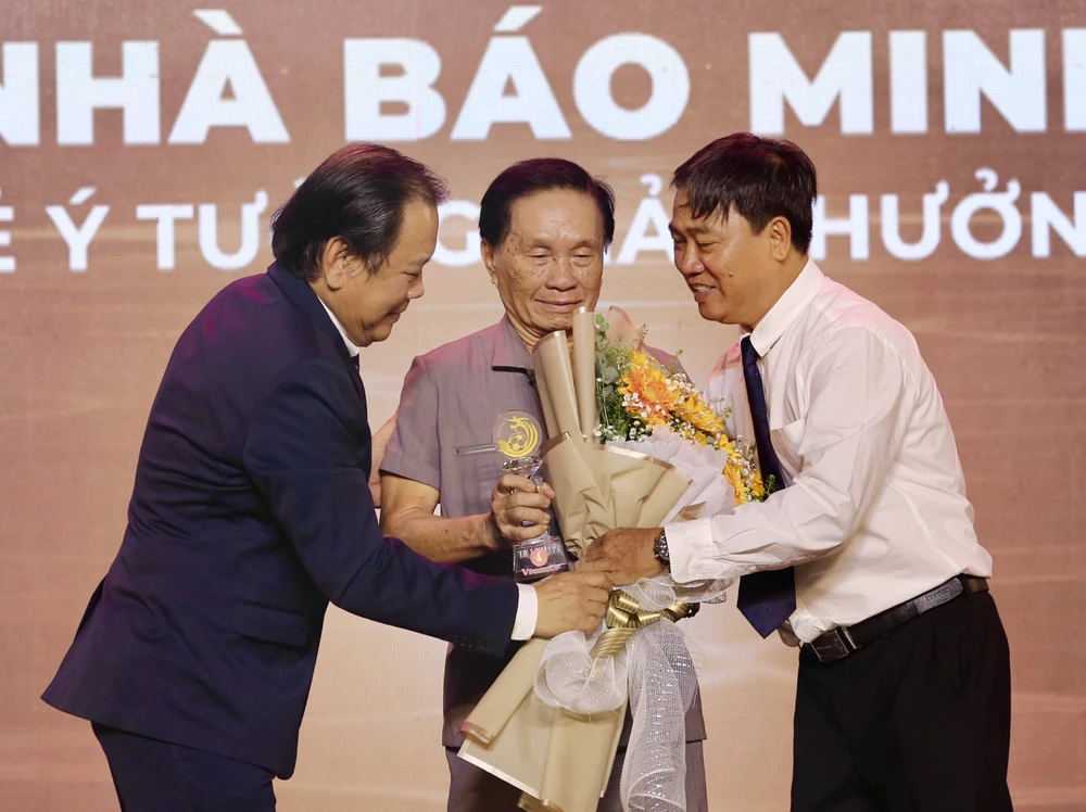 Ông Đỗ Văn Hiến, ba của cố nhà báo Đỗ Minh Hùng đã có mặt tại buổi lễ và lên sân khấu nhận hoa, kỷ niệm chương thay cho lời tri ân của ban tổ chức giải Fair Play.