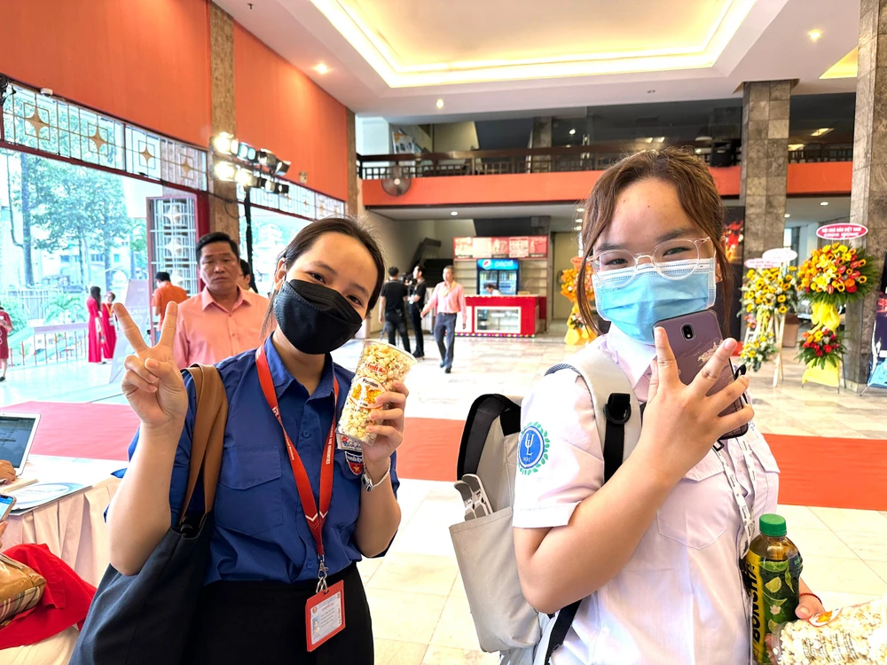 Sinh viên háo hứng đến dự Fair Play. Bạn Nguyễn Thị Mỹ Hậu (áo xanh, phía bên trái), sinh viên năm nhất khoa Quan hệ quốc tế, trường ĐH KHXH&amp;NV chia sẻ rất vui mừng vì được đến dự lễ trao giải: “Là một người rất yêu bóng đá nên mình rất vui khi được tham dự lễ hôm nay”.