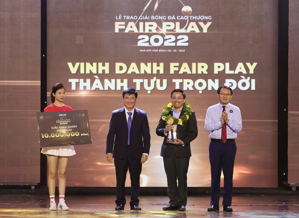 Giám đốc điều hành HA Gia Lai Nguyễn Tấn Anh thay mặt ông Lee Young-jin nhận danh hiệu vinh danh Fair Play.