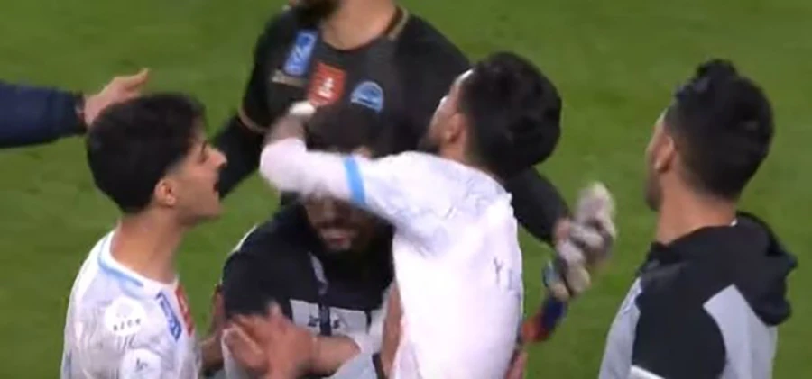 Các cầu thủ Al Batin tức giận sau trận đấu. ẢNH: MIRROR