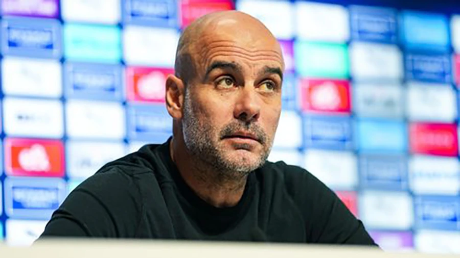 Pep Guardiola cho rằng Man City là nạn nhân của các trọng tài. ẢNH: MIRROR