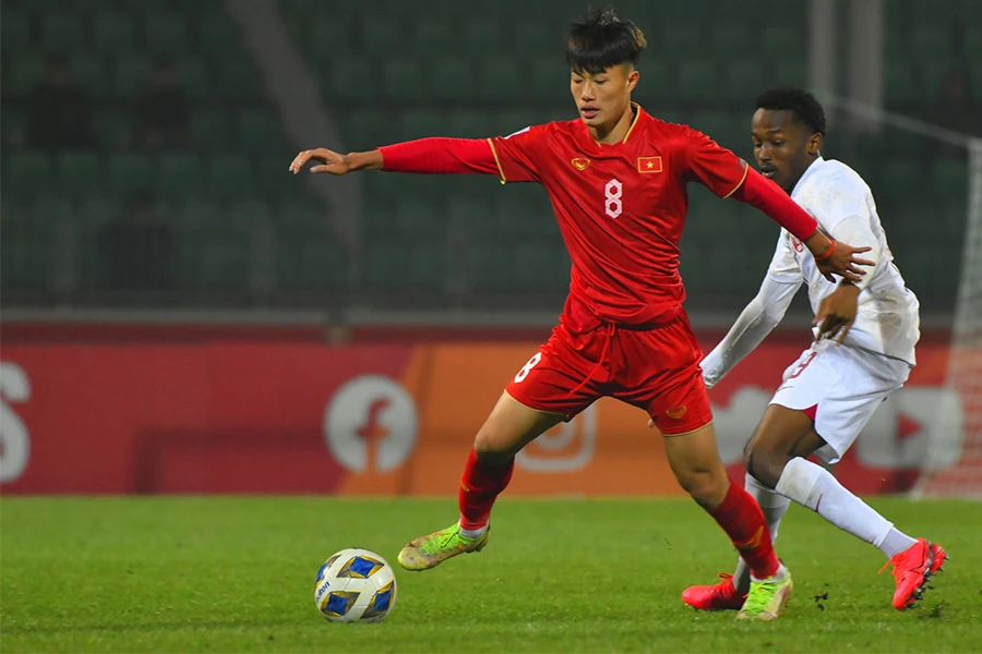Văn Trường (8), người ghi bàn thắng quyết định ở những phút cuối hạ U-20 Qatar 2-1. Ảnh: VFF