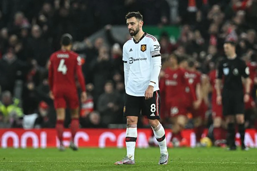 Bruno Fernandes thất vọng sau thất bại nhục nhã của MU trước Liverpool. ẢNH: GETTY Bruno Fernandes thất vọng sau thất bại nhục nhã của MU trước Liverpool. ẢNH: GETTY