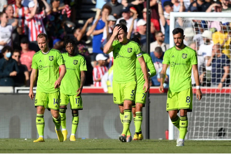 Dàn cầu thủ MU rệu rã sau khi nhận thất bại 4-0 trước Brenford. Ảnh: GETTY